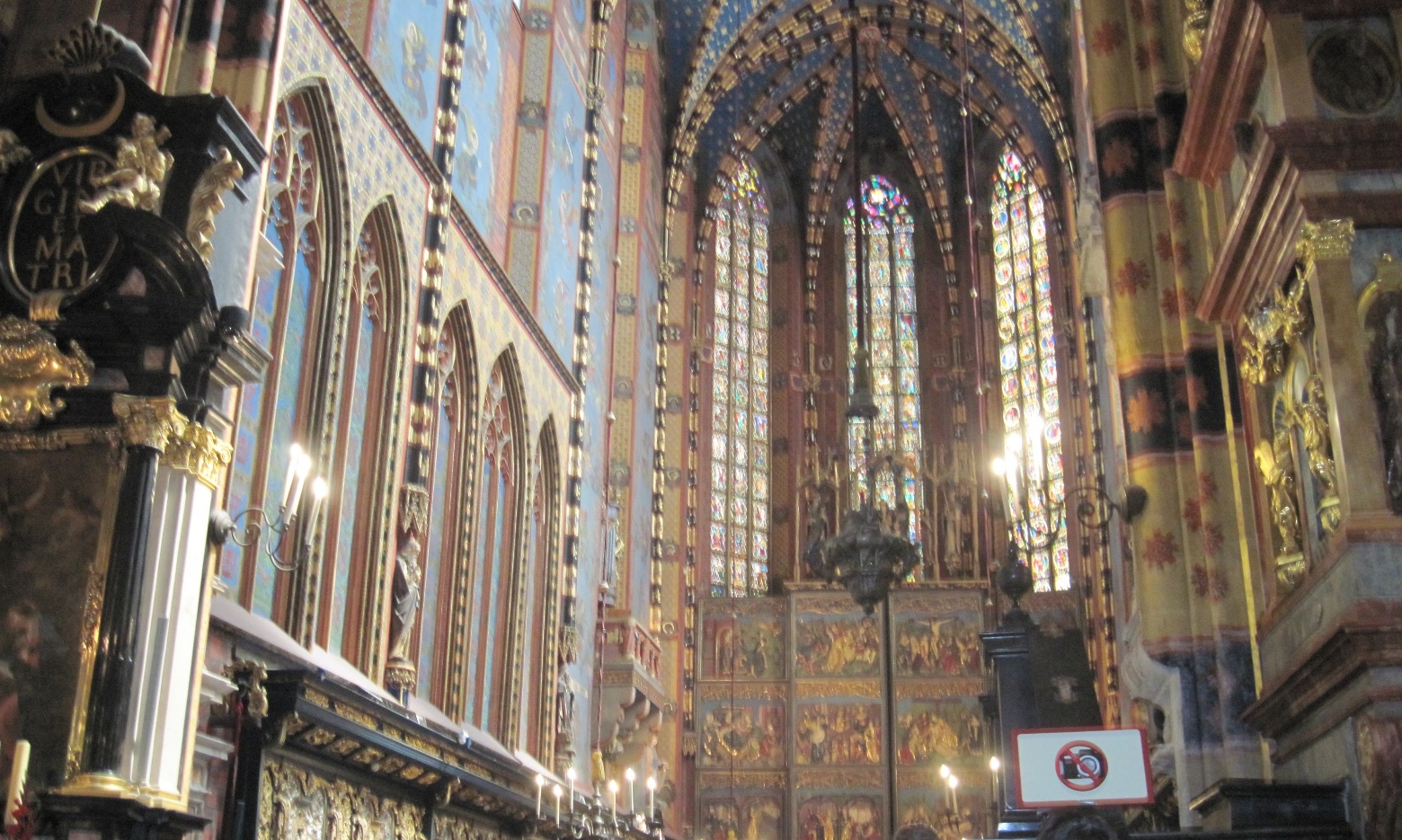 17-Cracovia- Interno della Chiesa di Santa Maria con l'altare gotico in legno